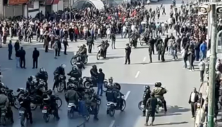 قوات أمنية تقمع المحتجين الإيرانيين - أرشيفية