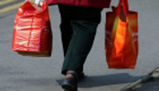 "أكياس مدى الحياة" تضاعف النفايات البلاستيكية في بريطانيا