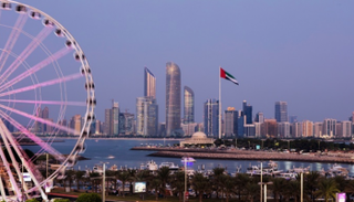 عروض مبهرة في أبوظبي بمناسبة اليوم الوطني