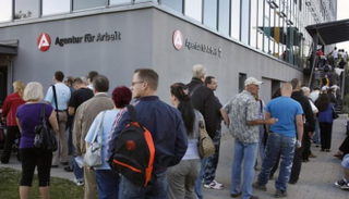 عاطلون في ألمانيا أمام مكتب التشغيل - أرشيفية