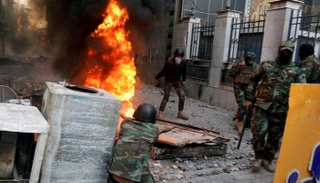 عناصر بزي عسكري يطلقون النار على المتظاهرين العراقيين