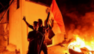 كاتب بريطاني: حرق قنصلية إيران ينهي ثقل طهران الديني في العراق