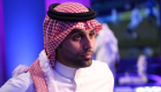 القحطاني يفاجئ آل الشيخ بهدية قبل مهرجان اعتزاله