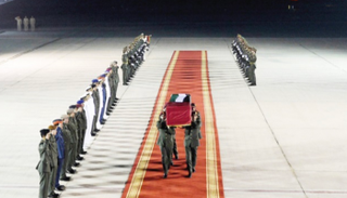 الشهيد عبدالعزيز سرحان صالح الكعبي بعلم بلاده