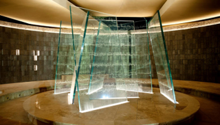 جدارية الجناح نُقش عليها أسماء شهداء الوطن 