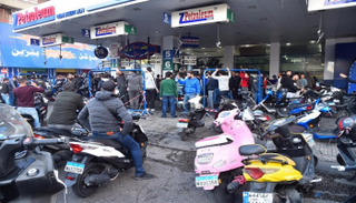 شلل في محطات الوقود بلبنان 