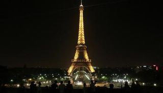 برج إيفل يتوسط مدينة النور