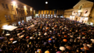 عشرات الآلاف يتظاهرون ضد اليمين المتطرف في إيطاليا