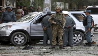 قوات الأمن الأفغانية بموقع انفجار سابق