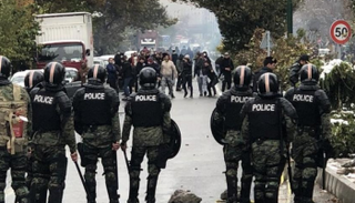 قوات أمن إيرانية تقمع محتجين - أرشيفية