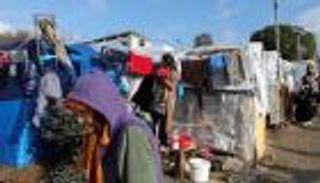 نقل مئات المهاجرين من مخيمات مكتظة باليونان