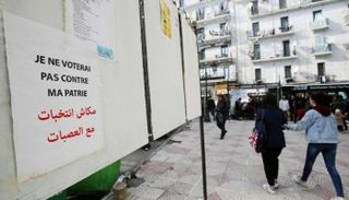 لافتة تعبر عن الرافضين لانتخابات الرئاسة بمحافظة جزائرية