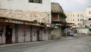 إحدى الأسواق في مدينة الخليل جنوبي الضفة الغربية