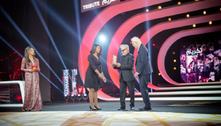 تسليم درع التكريم للمخرج الفرنسي