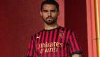 "الشياطين" على قميص احتفالية ميلان بذكرى تأسيسه