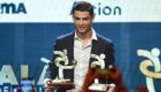 رونالدو يعوض الكرة الذهبية بجائزتين إيطاليتين