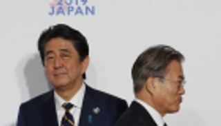 رئيس وزراء اليابان يبدي مرونة حيال سيؤول بعد أشهر من التوتر