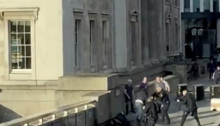 شرطة لندن تتعامل مع منفذ حادث الطعن - رويترز