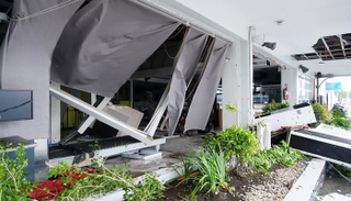 الإعصار هشم النوافذ واقتلع أسقف المنازل