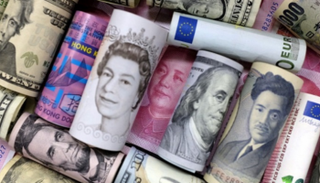 الدولار يتراجع أمام الين واليورو