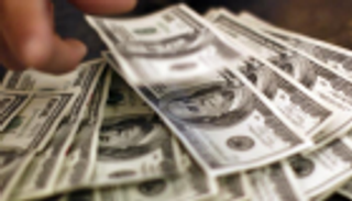 نار الحرب التجارية تأكل الدولار وسط بيانات أمريكية ضعيفة