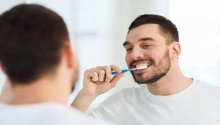 غسل الأسنان بالفرشاة يقلل خطر الإصابة بالرجفان الأذيني وفشل القلب