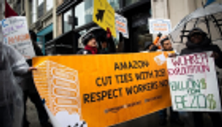عمال "أمازون" يحتجون أمام منزل جيف بيزوس في"سايبر مونداي"