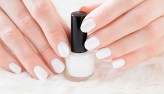 طلاء الأظافر الأبيض يستلهم لون الثلج في الشتاء