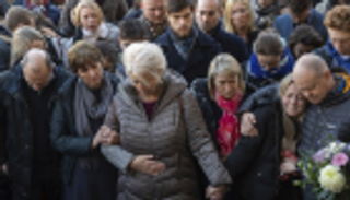 قتيل و6 مصابين بحادث تصادم أمام مدرسة في بريطانيا