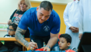 رويز يستعد لنزال الدرعية التاريخي بزيارة لأصحاب الهمم والأيتام