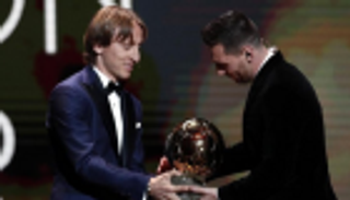 مودريتش يعلق على لحظة تسليم ميسي الكرة الذهبية