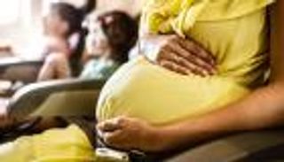 سيدة يفاجئها المخاض على الطائرة خلال عودتها من عطلة