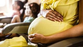 السيدة فاجأها المخاض على الطائرة خلال عودتها من قضاء عطلة