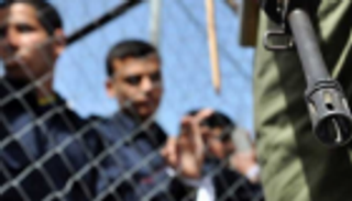 40 أسيرا فلسطينيا يبدأون إضرابا عن الطعام بسجون الاحتلال