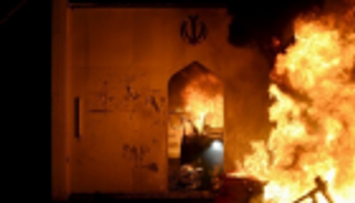 عراقيون يحرقون القنصلية الإيرانية بالنجف للمرة الثالثة