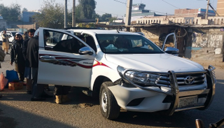 السيارة التي كان يستقلها الطبيب الياباني أثناء الهجوم - أ.ف.ب