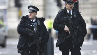 عناصر من الشرطة البريطانية في شوارع لندن - أرشيفية