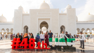 وسم اليوم الوطني الـ48 في واجهة المركز