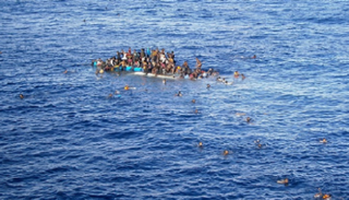 مهاجرون يصارعون الأمواج خشية الموت - أرشيفية