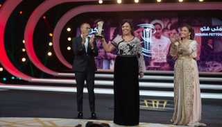 النجمة المغربية تتسلم درع التكريم