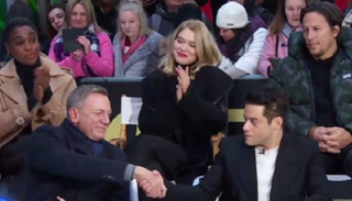 رامي مالك يصافح دانيال كريج 