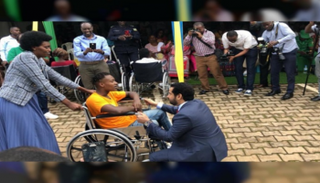 سفارة الإمارات في رواندا توزع كراسي متحركة على أصحاب الهمم