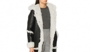 إحدى إطلالات المعطف الجلد بالفرو