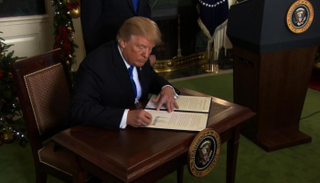 ترامب يوقع على قرار اعتبار القدس عاصمة لإسرائيل قبل عامين 