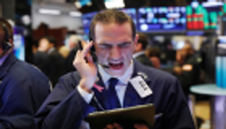 الأسهم الأمريكية تغلق على مكاسب متواضعة