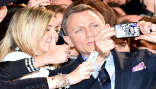 الممثل البريطاني دانيال كريج مع معجبيه