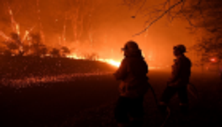 جهود مكثفة لإخماد حرائق أستراليا.. والدخان يغطي سيدني