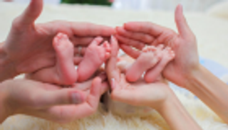 مرض نادر.. توأم لم يستيقظ منذ ولادته