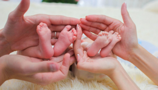 الرضيعان يعانيان من مرض نادر وغريب