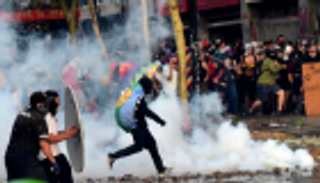 الآلاف في تشيلي يواصلون التظاهر لليوم الـ50 وسط صدامات مع الشرطة